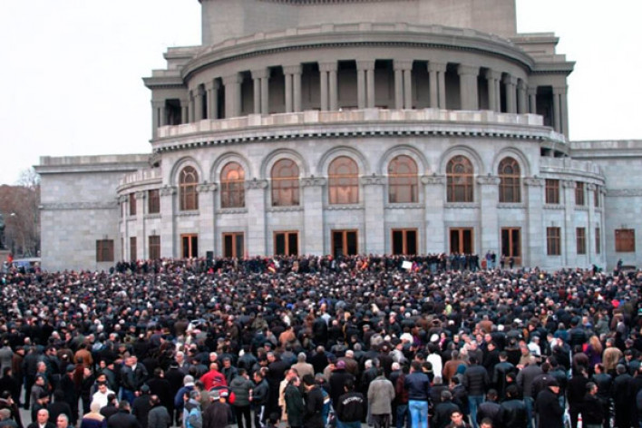 Стартовало шествие в память о жертвах трагедии 1 марта 2008 г в Ереване (прямая трансляция)