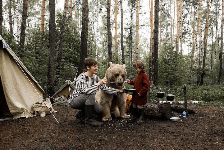 Русская семья подружилась с медведем в лесу