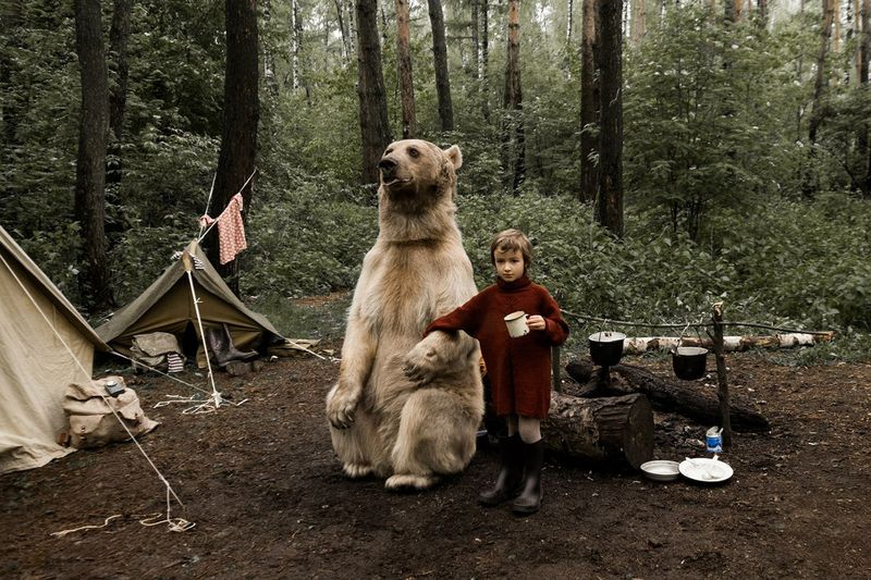 Русская семья подружилась с медведем в лесу