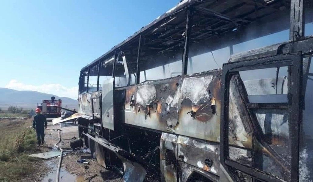 В результате удара беспилотника в Варденисе горит гражданский автобус