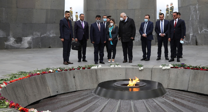 Делегация во главе с министром обороны Ирака отдала дань памяти канонизированным жертвам Геноцида армян