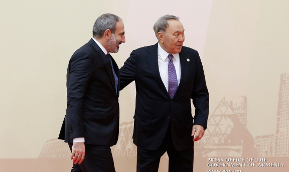 Назарбаев ушел, но не очень далеко