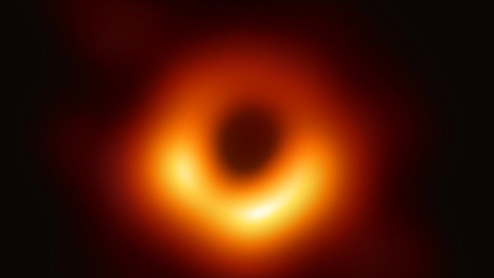 Впервые удалось сделать фотографию черной дыры: «Абсолютный монстр»